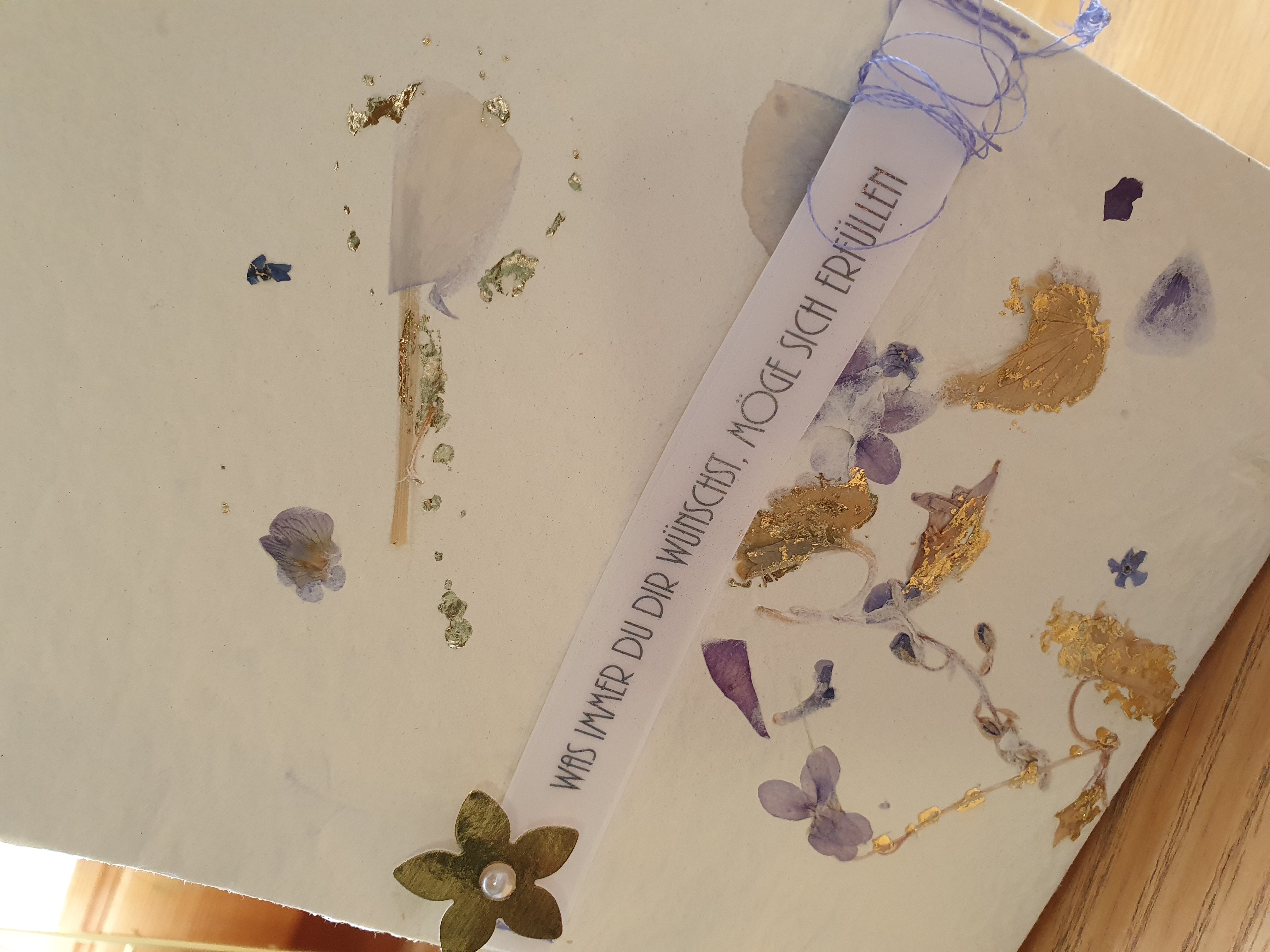 Geschenk-Tasche "blauviolette Blüten in Gold"
